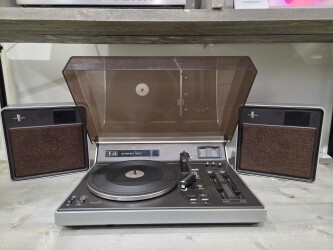 22GF907 Platenspeler met ingebouwde versterker en losse speakers 907