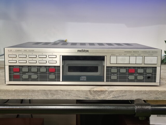 b225 Compact disc player 13806